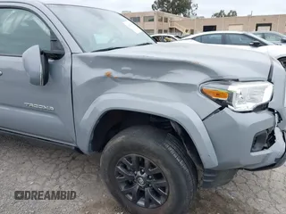 2021 Toyota Tacoma SR z VIN 3TMCZ5AN1MM422937, wystawiony jako IAAI lot #42067866 z przebiegiem 33 232 mil mil oraz . Historia ofert i sprzedaży dostępna na DreamBid. Obrazek 6.