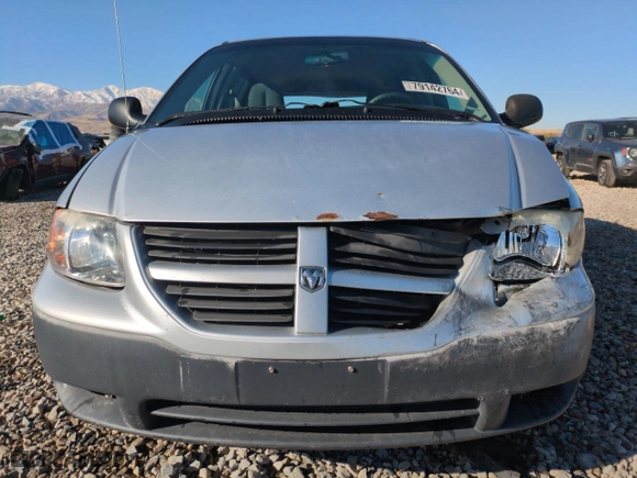 2005 Dodge Caravan SE with VIN 1D4GP25R45B289752, listed as a Copart auction lot 79142764 with 211,956 mi miles and Salvage Title. Bid and sale history available at carsss.com. Image 5.