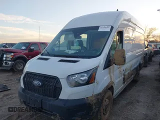 2023 Ford Transit Cargo z VIN 1FTBR3X89PKA82787, wystawiony jako IAAI lot #41330722 z przebiegiem 76 536 mil mil oraz . Historia ofert i sprzedaży dostępna na DreamBid. Obrazek 17.