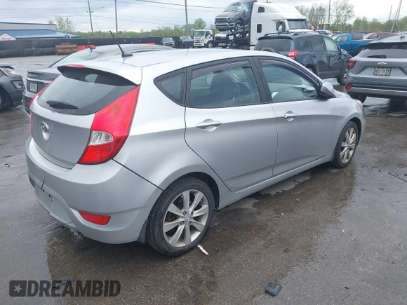 2012 Hyundai Accent SE z VIN KMHCU5AE0CU054285, wystawiony jako IAAI lot #42170678 z przebiegiem 92 172 mil mil oraz . Historia ofert i sprzedaży dostępna na DreamBid. Obrazek 4.