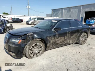 2013 Chrysler 300 S z VIN 2C3CCABT7DH732360, wystawiony jako Copart lot #57065635 z przebiegiem 120 212 mil mil oraz Szkoda całkowita • Salvage title. Historia ofert i sprzedaży dostępna na DreamBid. Obrazek 1.