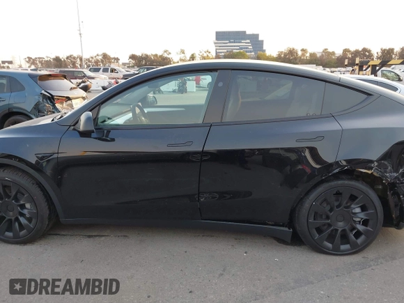 2025 Tesla Model Y Long Range with VIN 7SAYGDED5SF281818, listed as a IAAI auction lot 41302611 with 395 mi miles and . Bid and sale history available at DreamBid. Image 14.