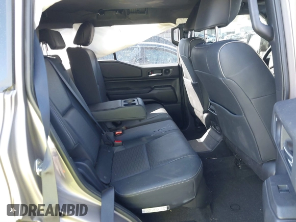 2024 Toyota Land Cruiser z VIN JTEABFAJ3RK001357, wystawiony jako IAAI lot #41206628 z przebiegiem 7060 mil mil oraz . Historia ofert i sprzedaży dostępna na DreamBid. Obrazek 8.