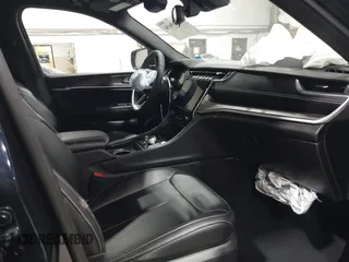 2024 Jeep Grand Cherokee с VIN 1C4RJYB65R8582910, выставлен на аукционе IAAI как лот 41719656 с пробегом 9 176 миль миль и . История ставок и продаж доступна на DreamBid. Изображение 5.