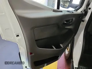 2023 Ford Transit Cargo z VIN 1FTBR1X85PKC00581, wystawiony jako IAAI lot #42900680 z przebiegiem 8 386 mil mil oraz . Historia ofert i sprzedaży dostępna na DreamBid. Obrazek 4.