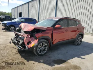 2024 Kia Seltos S z VIN KNDEU2AAXR7536925, wystawiony jako Copart lot #54615355 z przebiegiem 7 558 mil mil oraz Szkoda całkowita • Salvage title. Historia ofert i sprzedaży dostępna na DreamBid. Obrazek 1.