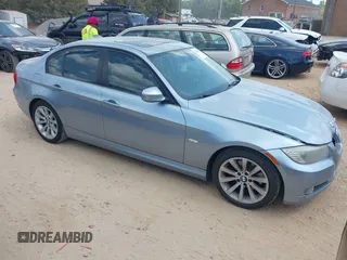 2011 BMW 3 Series 328i z VIN WBAPH7G51BNN06232, wystawiony jako IAAI lot #42159952 z przebiegiem 155 429 mil mil oraz . Historia ofert i sprzedaży dostępna na DreamBid. Obrazek 1.
