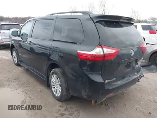 2017 Toyota Sienna XLE Auto Access Seat with VIN 5TDYZ3DC6HS826682, listed as a IAAI auction lot 41932138 with 33,827 mi miles. Bid and sale history available at carsss.com. Image 3.