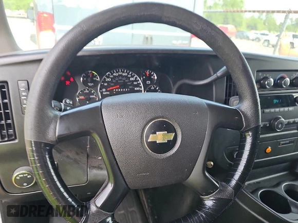 2014 Chevrolet Express Cargo z VIN 1GCSGAFX3E1200712, wystawiony jako IAAI lot #42854205 z przebiegiem 64 421 mil mil oraz . Historia ofert i sprzedaży dostępna na DreamBid. Obrazek 29.