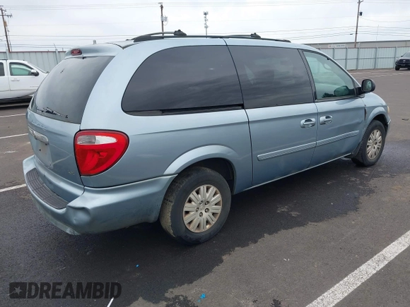 2005 Chrysler Town & Country LX with VIN 2C4GP44R85R192517, listed as a IAAI auction lot 41833718 with 223,663 mi miles. Bid and sale history available at carsss.com. Image 4.