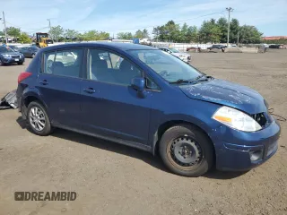 2008 Nissan Versa S z VIN 3N1BC13E58L353736, wystawiony jako Copart lot #57838105 z przebiegiem 131 105 mil mil oraz Szkoda całkowita • Salvage title. Historia ofert i sprzedaży dostępna na DreamBid. Obrazek 4.