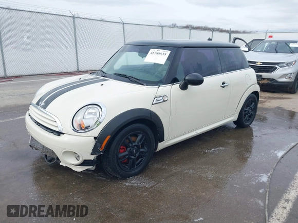 2011 MINI Hardtop z VIN WMWSU3C52BT092653, wystawiony jako IAAI lot #41788535 z przebiegiem 161 510 mil mil oraz . Historia ofert i sprzedaży dostępna na DreamBid. Obrazek 2.