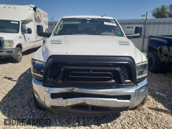 2018 Ram 2500 Tradesman z VIN 3C6UR5CL3JG348471, wystawiony jako Copart lot #64247285 z przebiegiem 398 440 mil mil oraz Czysty tytuł • Clean title. Historia ofert i sprzedaży dostępna na DreamBid. Obrazek 5.