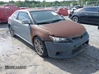 2011 Scion tC z VIN JTKJF5C75B3004726, wystawiony jako IAAI lot #42466256 z przebiegiem 163 355 mil mil oraz . Historia ofert i sprzedaży dostępna na DreamBid. Obrazek 1.