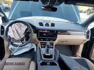2022 Porsche Cayenne GTS z VIN WP1AG2AYXNDA39046, wystawiony jako Copart lot #72087662 z przebiegiem 5 626 mil mil oraz . Historia ofert i sprzedaży dostępna na DreamBid. Obrazek 8.