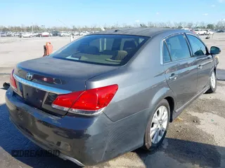 2012 Toyota Avalon z VIN 4T1BK3DB9CU450206, wystawiony jako IAAI lot #41163518 z przebiegiem 230 317 mil mil oraz . Historia ofert i sprzedaży dostępna na DreamBid. Obrazek 4.