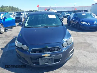 2015 Chevrolet Sonic LT z VIN 1G1JC5SB5F4177676, wystawiony jako IAAI lot #42230662 z przebiegiem 155 884 mil mil oraz . Historia ofert i sprzedaży dostępna na DreamBid. Obrazek 12.