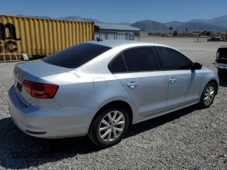 2015 Volkswagen Jetta SE z VIN 3VWD17AJ2FM263186, wystawiony jako Copart lot #57437705 z przebiegiem 106 760 mil mil oraz Szkoda całkowita • Salvage title. Historia ofert i sprzedaży dostępna na DreamBid. Obrazek 3.