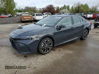 2025 Toyota Camry LE z VIN 4T1DBADK8SU515316, wystawiony jako Copart lot #52389995 z przebiegiem 2 976 mil mil oraz Szkoda całkowita • Salvage title. Historia ofert i sprzedaży dostępna na DreamBid. Obrazek 1.
