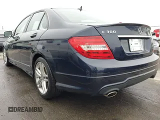 2013 Mercedes-Benz C 300 Sport z VIN WDDGF8AB7DR264500, wystawiony jako IAAI lot #41943477 z przebiegiem 125 547 mil mil oraz . Historia ofert i sprzedaży dostępna na DreamBid. Obrazek 3.