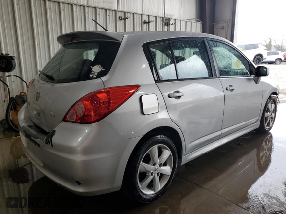 2010 Nissan Versa S z VIN 3N1BC1CP4AL362791, wystawiony jako Copart lot #53368785 z przebiegiem 141 934 mil mil oraz Szkoda całkowita • Salvage title. Historia ofert i sprzedaży dostępna na DreamBid. Obrazek 3.