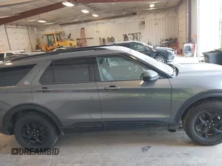 2022 Ford Explorer Timberline z VIN 1FMSK8JH1NGA67738, wystawiony jako IAAI lot #42074731 z przebiegiem 60 885 mil mil oraz . Historia ofert i sprzedaży dostępna na DreamBid. Obrazek 13.