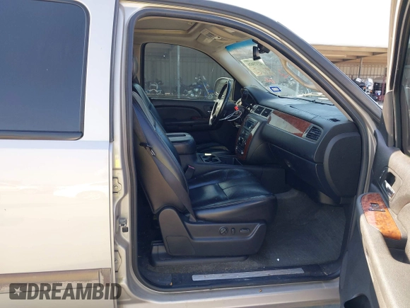 2007 Chevrolet Suburban LTZ z VIN 3GNFC16J57G103628, wystawiony jako IAAI lot #42373026 z przebiegiem 293 570 mil mil oraz . Historia ofert i sprzedaży dostępna na DreamBid. Obrazek 5.