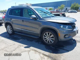 2013 Volkswagen Tiguan SE z VIN WVGBV7AX3DW010678, wystawiony jako IAAI lot #42234995 z przebiegiem 221 928 mil mil oraz . Historia ofert i sprzedaży dostępna na DreamBid. Obrazek 1.