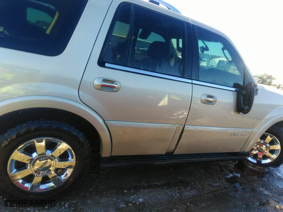 2005 Lincoln Navigator Luxury with VIN 5LMFU27505LJ13912, listed as a IAAI auction lot 41539095 with 1 mi miles. Bid and sale history available at carsss.com. Image 12.