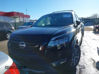 2023 Nissan Pathfinder SL z VIN 5N1DR3CCXPC231961, wystawiony jako IAAI lot #41375091 z przebiegiem 24 314 mil mil oraz . Historia ofert i sprzedaży dostępna na DreamBid. Obrazek 13.