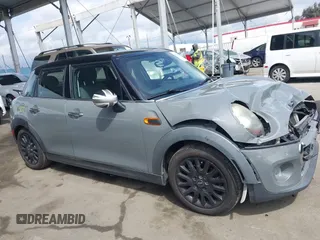 2016 MINI Hardtop 4 Door z VIN WMWXU1C52G2A93506, wystawiony jako IAAI lot #41920473 z przebiegiem 101 635 mil mil oraz . Historia ofert i sprzedaży dostępna na DreamBid. Obrazek 13.