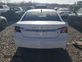 2013 Chrysler 200 Touring z VIN 1C3CCBBG8DN716555, wystawiony jako Copart lot #48287105 z przebiegiem 132 807 mil mil oraz Czysty tytuł • Clean title. Historia ofert i sprzedaży dostępna na DreamBid. Obrazek 6.
