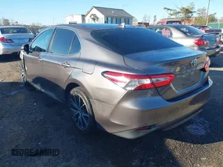 2020 Toyota Camry LE with VIN 4T1C11AKXLU884764, listed as a IAAI auction lot 40821088 with 111,631 mi miles. Bid and sale history available at carsss.com. Image 3.