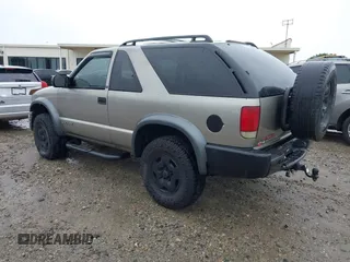 2001 Chevrolet Blazer LS z VIN 1GNCT18W11K246877, wystawiony jako IAAI lot #42375718 z przebiegiem 264 652 mil mil oraz . Historia ofert i sprzedaży dostępna na DreamBid. Obrazek 3.
