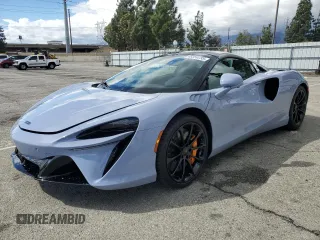 2025 McLaren Artura z VIN SBM16BEA4SW002969, wystawiony jako Copart lot #48354735 z przebiegiem 882 mil mil oraz Szkody całkowita. Historia ofert i sprzedaży dostępna na DreamBid. Obrazek 1.