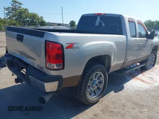 2007 GMC Sierra 2500HD SLT z VIN 1GTHK29667E565320, wystawiony jako IAAI lot #42128165 z przebiegiem 210 268 mil mil oraz . Historia ofert i sprzedaży dostępna na DreamBid. Obrazek 4.
