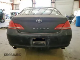 2006 Toyota Avalon XL z VIN 4T1BK36B86U134605, wystawiony jako Copart lot #57638445 z przebiegiem 134 094 mil mil oraz Czysty tytuł • Clean title. Historia ofert i sprzedaży dostępna na DreamBid. Obrazek 6.