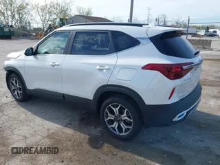 2023 Kia Seltos EX z VIN KNDERCAA3P7459805, wystawiony jako IAAI lot #42192832 z przebiegiem 11 833 mil mil oraz . Historia ofert i sprzedaży dostępna na DreamBid. Obrazek 3.