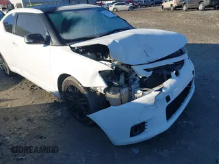 2011 Scion tC z VIN JTKJF5C79B3012098, wystawiony jako IAAI lot #41339815 z przebiegiem 150 046 mil mil oraz . Historia ofert i sprzedaży dostępna na DreamBid. Obrazek 1.