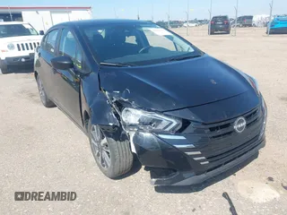 2023 Nissan Versa SV z VIN 3N1CN8EV3PL823457, wystawiony jako IAAI lot #42464970 z przebiegiem 48 610 mil mil oraz . Historia ofert i sprzedaży dostępna na DreamBid. Obrazek 1.