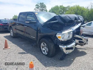 2019 Ram 1500 Big Horn z VIN 1C6SRFMT0KN698483, wystawiony jako IAAI lot #42298034 z przebiegiem 154 317 mil mil oraz . Historia ofert i sprzedaży dostępna na DreamBid. Obrazek 1.