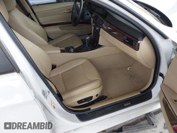 2007 BMW 3 Series 328i с VIN WBAVC53527FZ76805, выставлен на аукционе IAAI как лот 42543532 с пробегом 160 803 миль миль и . История ставок и продаж доступна на DreamBid. Изображение 5.
