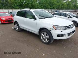 2013 Volkswagen Touareg Exec z VIN WVGEF9BP5DD005322, wystawiony jako IAAI lot #42146276 z przebiegiem 154 498 mil mil oraz . Historia ofert i sprzedaży dostępna na DreamBid. Obrazek 1.