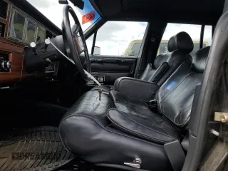 1988 Lincoln Town Car z VIN 1LNBM82F3JY704849, wystawiony jako Copart lot #55439395 z przebiegiem 63 339 mil mil oraz Czysty tytuł • Clean title. Historia ofert i sprzedaży dostępna na DreamBid. Obrazek 7.