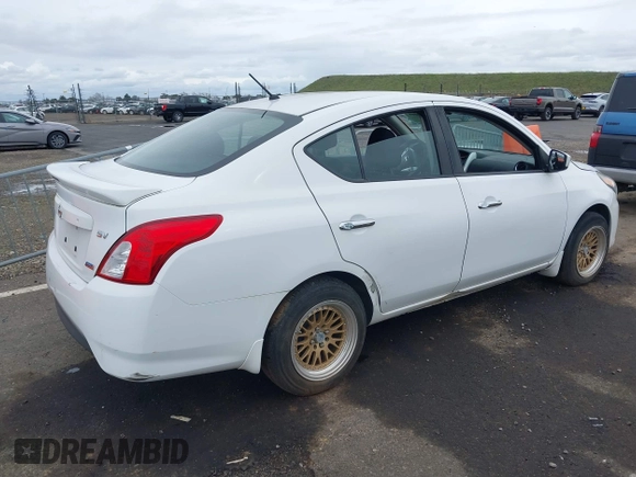 2016 Nissan Versa S z VIN 3N1CN7AP2GL874126, wystawiony jako IAAI lot #38894209 z przebiegiem 91 469 mil mil oraz . Historia ofert i sprzedaży dostępna na DreamBid. Obrazek 4.