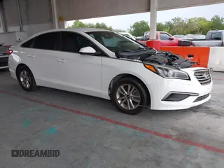 2017 Hyundai Sonata SE z VIN 5NPE24AF5HH520235, wystawiony jako IAAI lot #42397079 z przebiegiem 133 785 mil mil oraz . Historia ofert i sprzedaży dostępna na DreamBid. Obrazek 1.