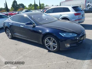 2013 Tesla Model S z VIN 5YJSA1CNXDFP06063, wystawiony jako IAAI lot #42270081 z przebiegiem 146 726 mil mil oraz . Historia ofert i sprzedaży dostępna na DreamBid. Obrazek 1.
