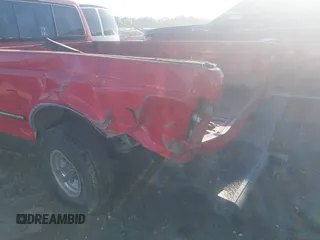 1996 Ford F-350 с VIN 1FTJW35F6TEB75457, выставлен на аукционе IAAI как лот 41153328 с пробегом Не указан миль и . История ставок и продаж доступна на DreamBid. Изображение 6.