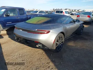 2017 Aston Martin DB11 z VIN SCFRMFAVXHGL02389, wystawiony jako IAAI lot #41664146 z przebiegiem 6 616 mil mil oraz . Historia ofert i sprzedaży dostępna na DreamBid. Obrazek 4.