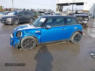 2011 MINI Hardtop S z VIN WMWSV3C50BTY12514, wystawiony jako IAAI lot #40989520 z przebiegiem 199 445 mil mil oraz . Historia ofert i sprzedaży dostępna na DreamBid. Obrazek 2.